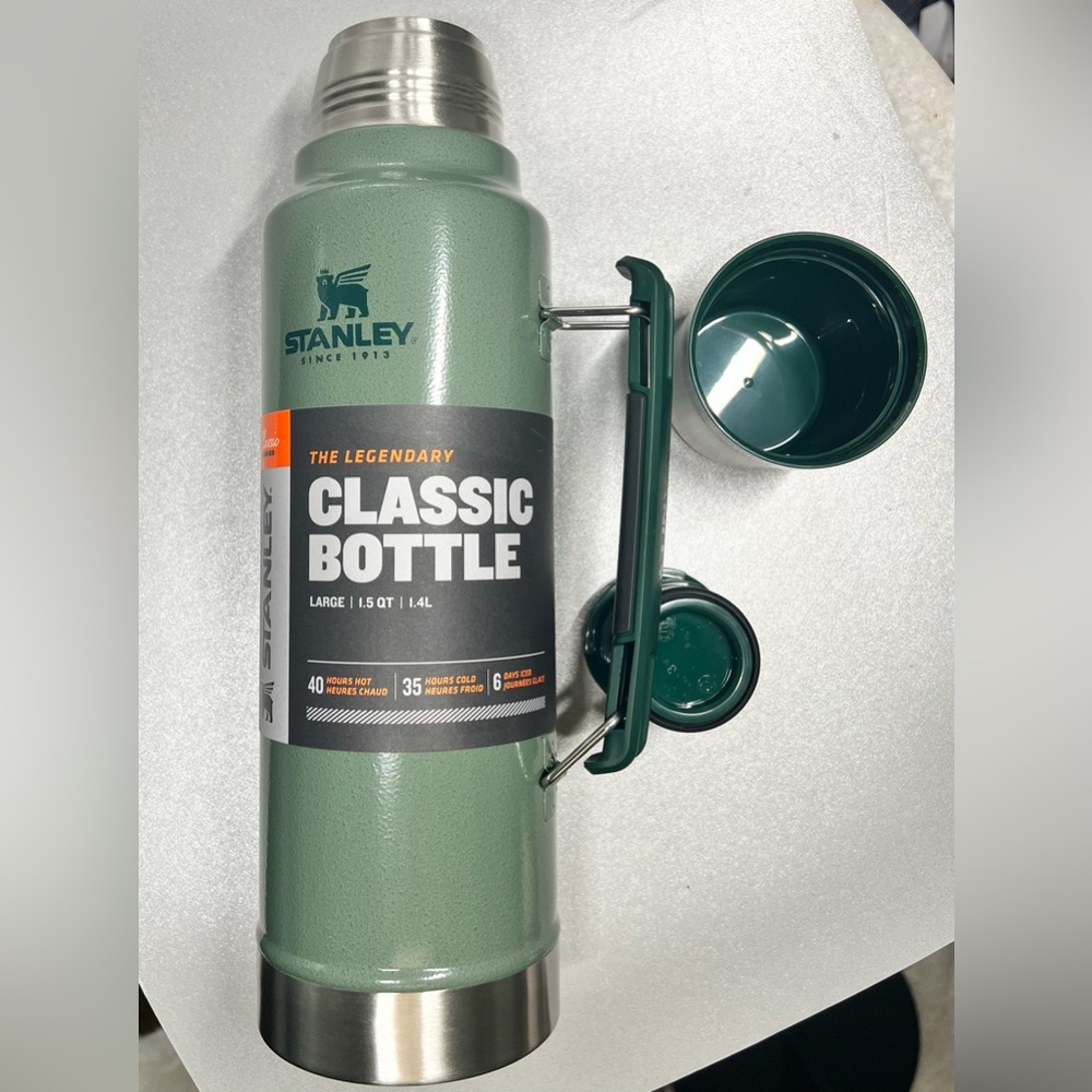 Stanley Green Classic thermos. - Picture 1 of 3